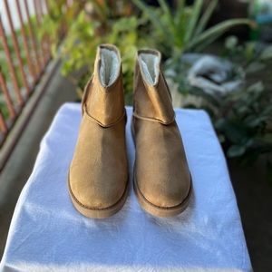 Woman winter boots. It is very good price and good color. Brand New, Size 10